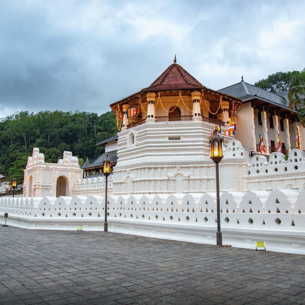 Temple of the Tooth Kandy (Sri Dalada Maligawa) | Guide & City Tours